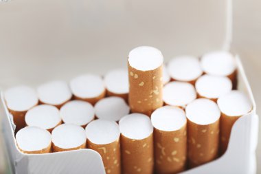 Sigara paketini açın