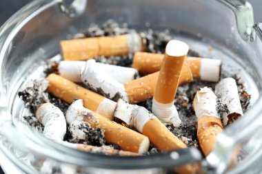 Kül tablasında sigara izmaritleri 