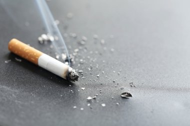 Ash ile sigara yakın çekim