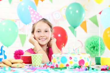 Doğum günü pastası ile kız