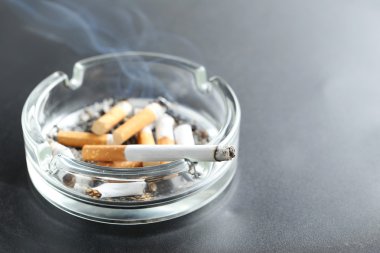 Kül tablasında sigara izmaritleri 