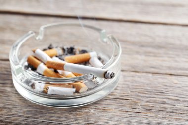 Kül tablasında sigara izmaritleri 