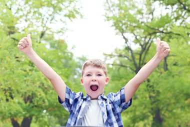 Mutlu küçük çocuk