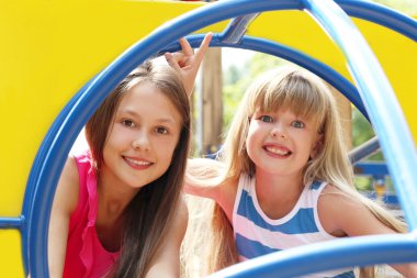 çocuklar parkta eğleniyor