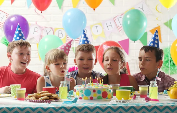 Niños en la fiesta de cumpleaños — Foto de Stock