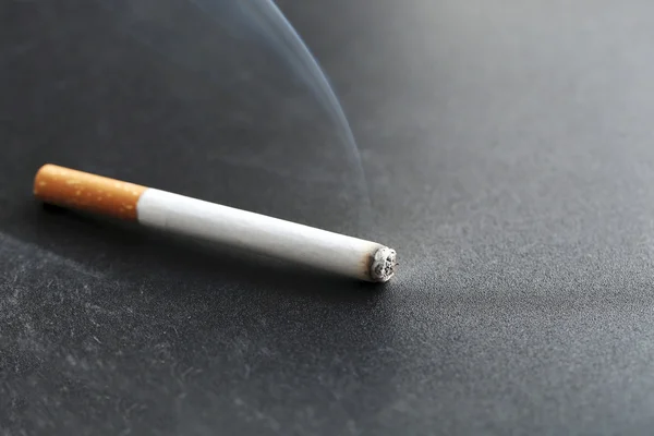 Сигарета с пеплом вблизи — стоковое фото