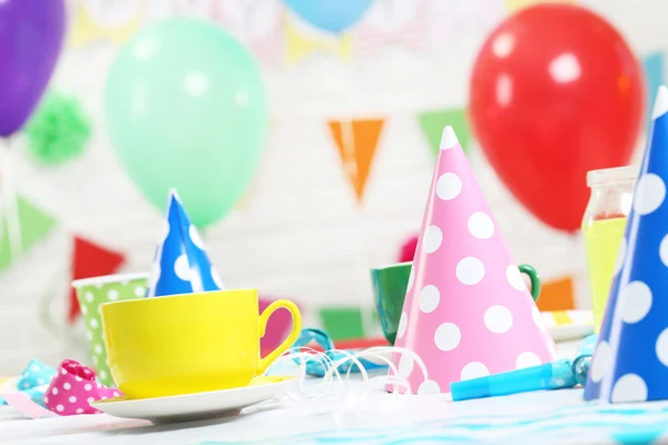 Copo amarelo com tampão de aniversário — Fotografia de Stock