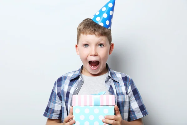 Pojke i födelsedag cap — Stockfoto