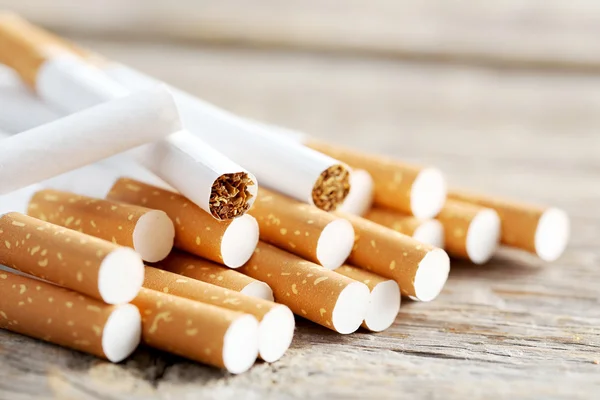 Sigarette di tabacco sul tavolo — Foto Stock