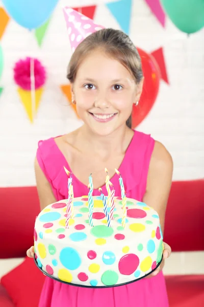 Ragazza con torta di compleanno — Foto Stock