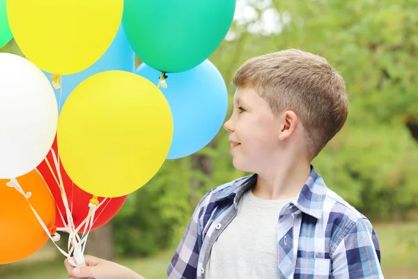 Маленький хлопчик з повітряними кульками — стокове фото