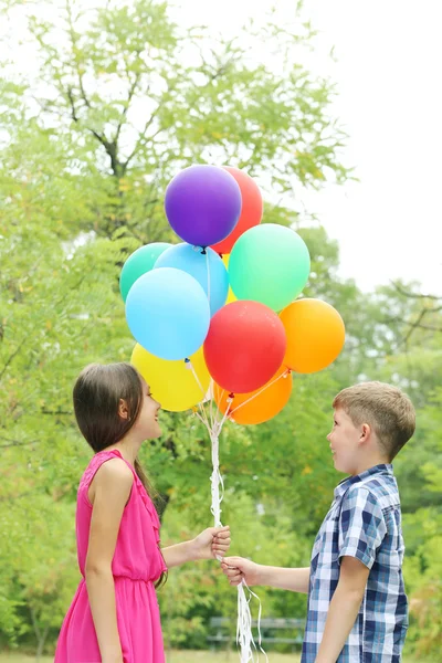 Gadis dan anak laki-laki dengan balon — Stok Foto