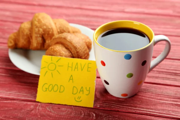 fincan kahve ve kruvasan