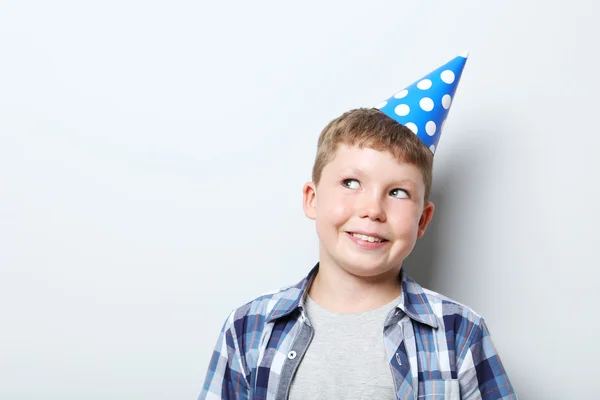 Junge mit Geburtstagskappe — Stockfoto
