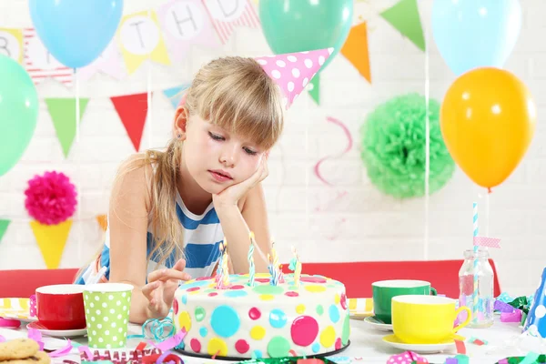 Chica el pastel de cumpleaños — Foto de Stock