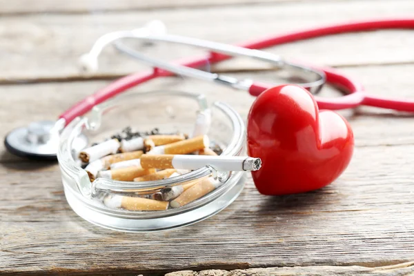 Colillas de cigarrillo en cenicero —  Fotos de Stock
