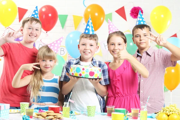 Niños en la fiesta de cumpleaños — Foto de Stock