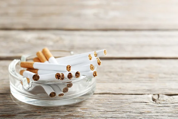 Cigarrillos de tabaco en cenicero —  Fotos de Stock