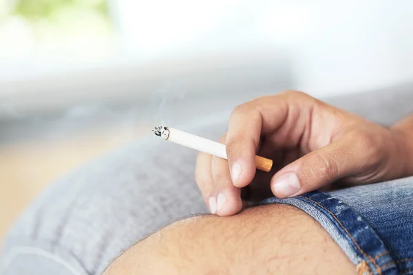 Homem segurando um cigarro — Fotografia de Stock