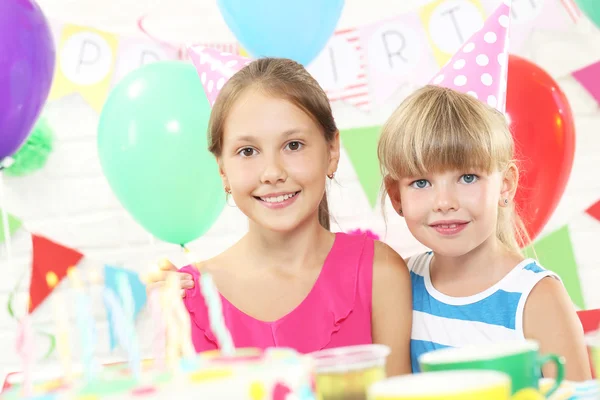 Niños en la fiesta de cumpleaños —  Fotos de Stock