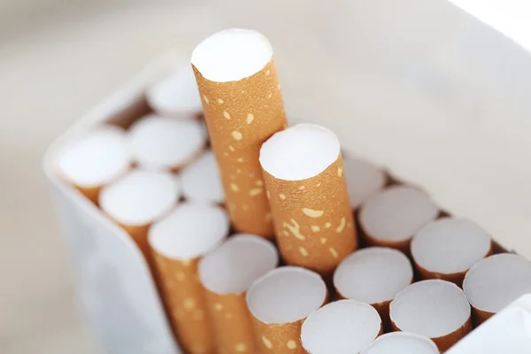 Envase abierto de cigarrillos —  Fotos de Stock