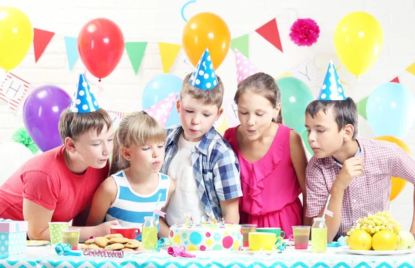 Kids at birthday party — Stock Photo, Image