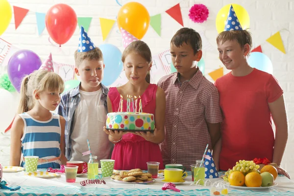 Niños en la fiesta de cumpleaños — Foto de Stock