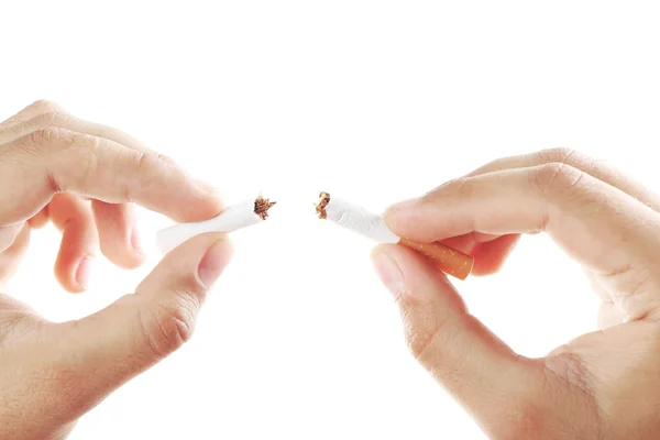 Hombre rompiendo el cigarrillo — Foto de Stock