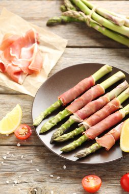 Yeşil kuşkonmaz Jamon içinde sarılmış