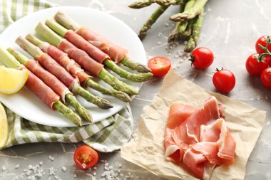 Yeşil kuşkonmaz Jamon içinde sarılmış