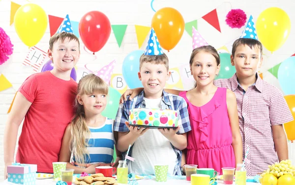 Barn på födelsedagsfest — Stockfoto