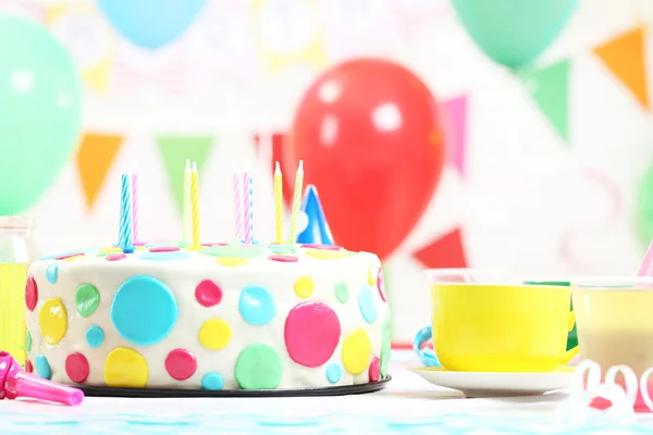 Torta di compleanno con candele — Foto Stock