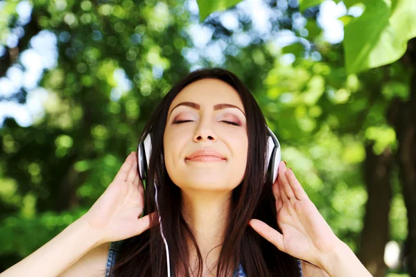 Vrouw die muziek luistert — Stockfoto