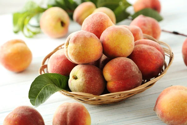 Pêches douces dans le panier — Photo