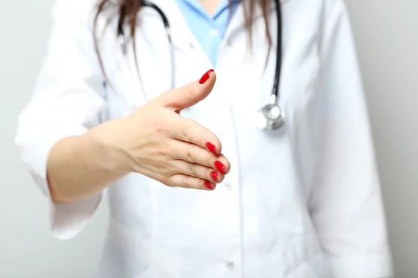 Arzt bietet Handschlag an — Stockfoto