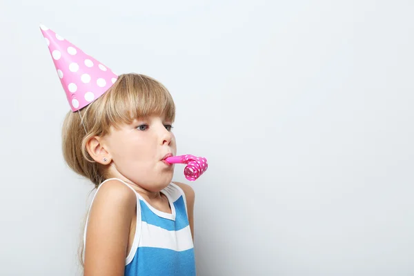 Malá holčička v čepici narozeniny — Stock fotografie
