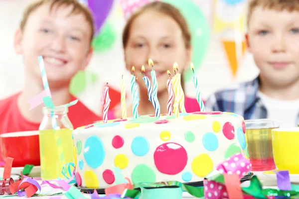 Bambini alla festa di compleanno — Foto Stock