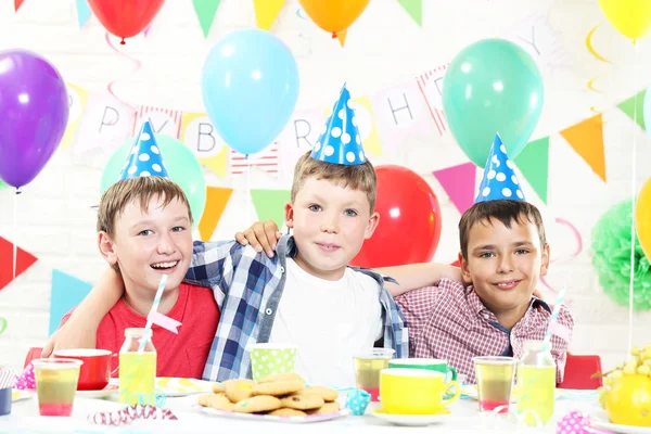 Niños en la fiesta de cumpleaños — Foto de Stock