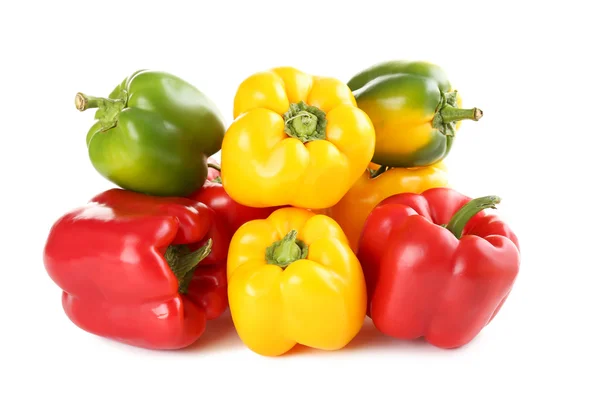 Φρέσκες πιπεριές σε ένα λευκό — Φωτογραφία Αρχείου