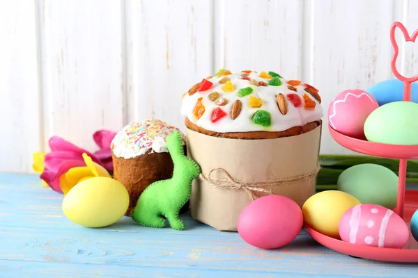 Easter eggs with cakes — Stock Photo, Image