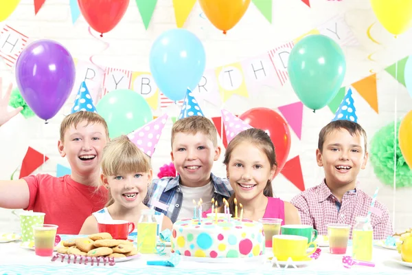 Niños en la fiesta de cumpleaños — Foto de Stock