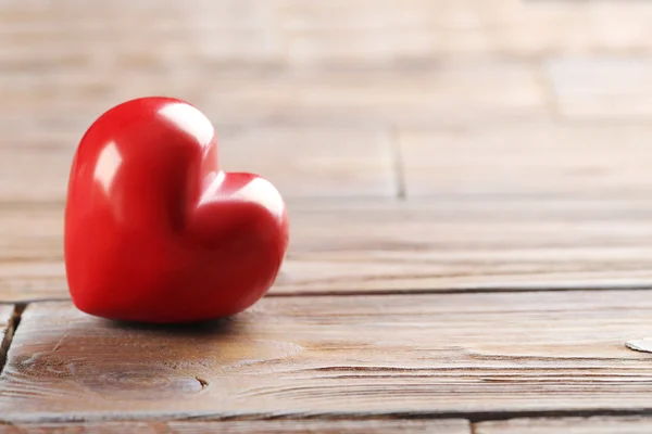 Cuore rosso sul tavolo — Foto Stock