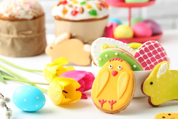 Easter eggs with cookies — Stock Photo, Image