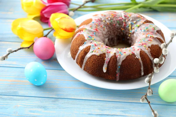 复活节彩蛋与蛋糕 — 图库照片