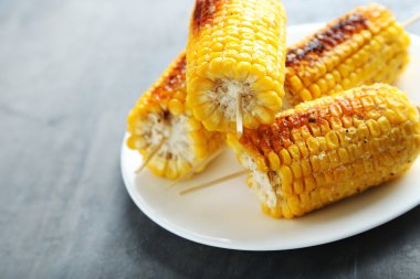 plaka üzerinde ızgara mısır