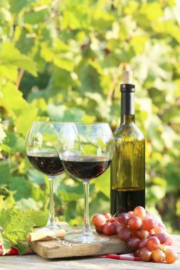 kırmızı şarap bardakta