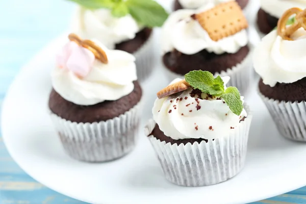 Cupcakes au chocolat sur assiette — Photo