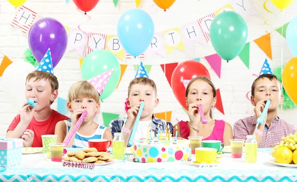 Barn på födelsedagsfest — Stockfoto