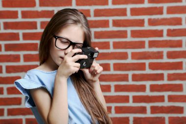 kamera ile küçük kız