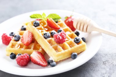 Böğürtlenli ev yapımı waffle. 